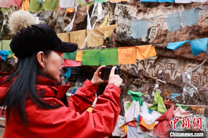 青海玉树：勒巴沟千年岩画与自然美景相交融
