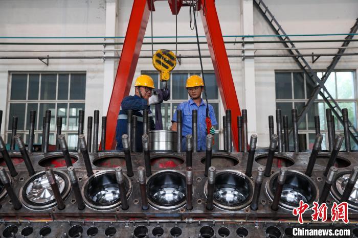 青藏铁路公司机务检修人员为列车做“体检”