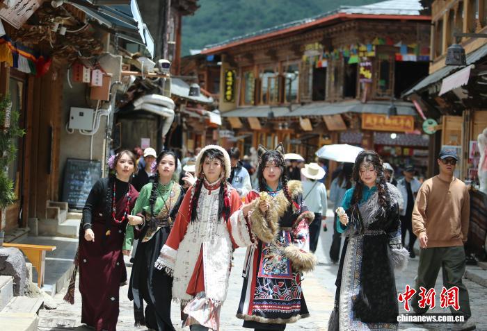 云南香格里拉暑期游人如织