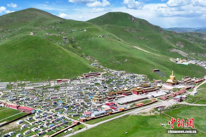 航拍青海果洛达日查朗寺