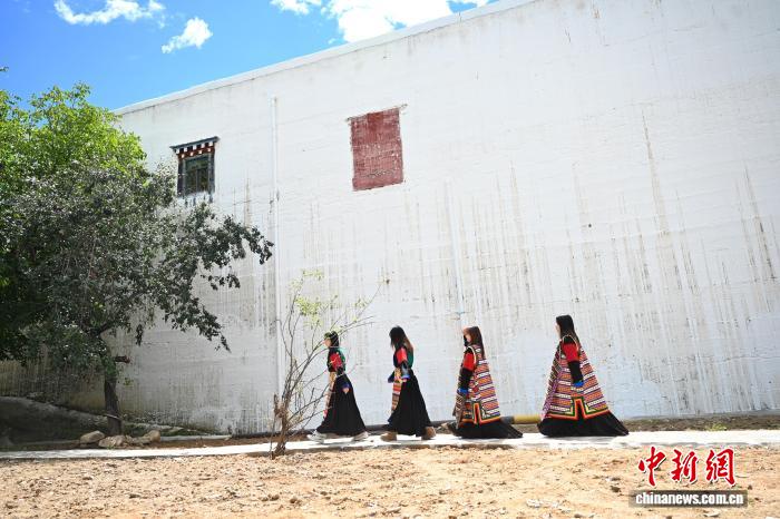 四川乡城：游客穿上“疯装”体验“白色灌礼”习俗