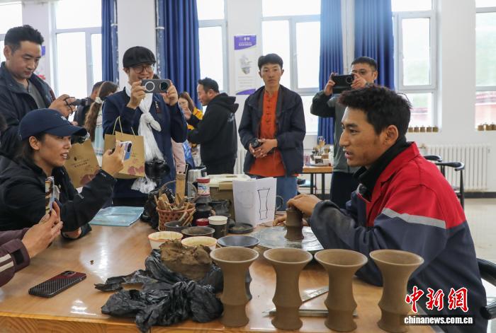 探访青海果洛藏式传统“手造”黑陶