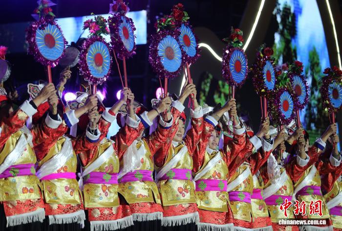 云南各民族舞动香格里拉