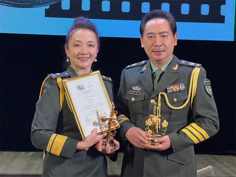 导演刘劲(右)与同事合影。阿坝州新闻传媒中心供图