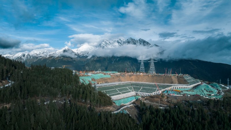 10月25日，在阿坝1000千伏变电站建设现场，作业人员正在开展边坡回填作业。国网四川建设公司供图