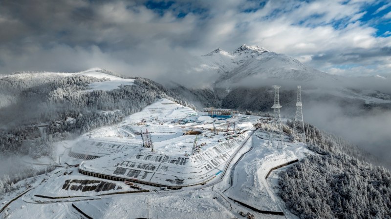 10月27日，阿坝1000千伏变电站新建工程现场开始放晴。国网四川建设公司供图