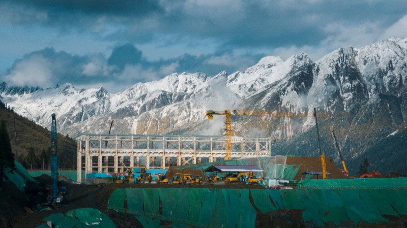 10月25日，在阿坝1000千伏变电站建设现场，作业人员正在开展主变组装厂房钢结构吊装施工。国网四川建设公司供图