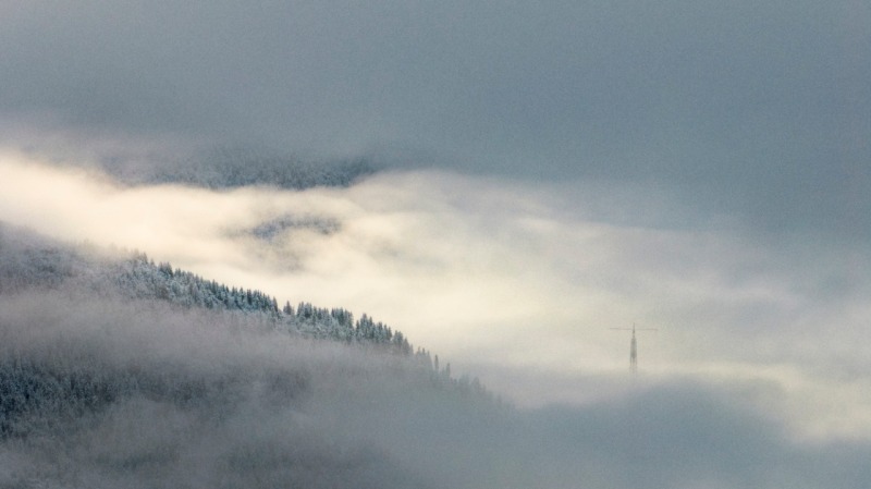 10月27日，大雪漫飞下若隐若现的阿坝至成都东1000千伏特高压交流输电工程1号标段组塔现场。国网四川建设公司供图