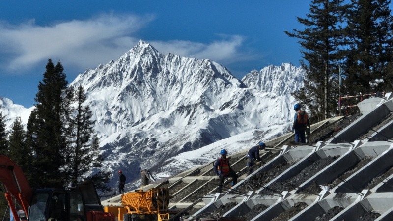 10月28日，在阿坝1000千伏变电站建设现场，作业人员正在开展边坡格构施工。国网四川建设公司供图