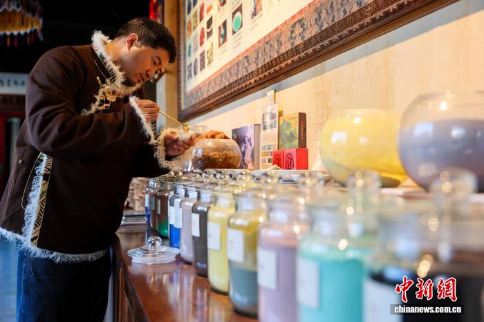 青海同仁：热贡唐卡技艺在笔尖上代代相承