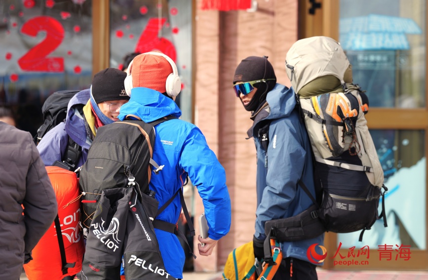 登山爱好者集结岗什卡。人民网记者 甘海琼摄