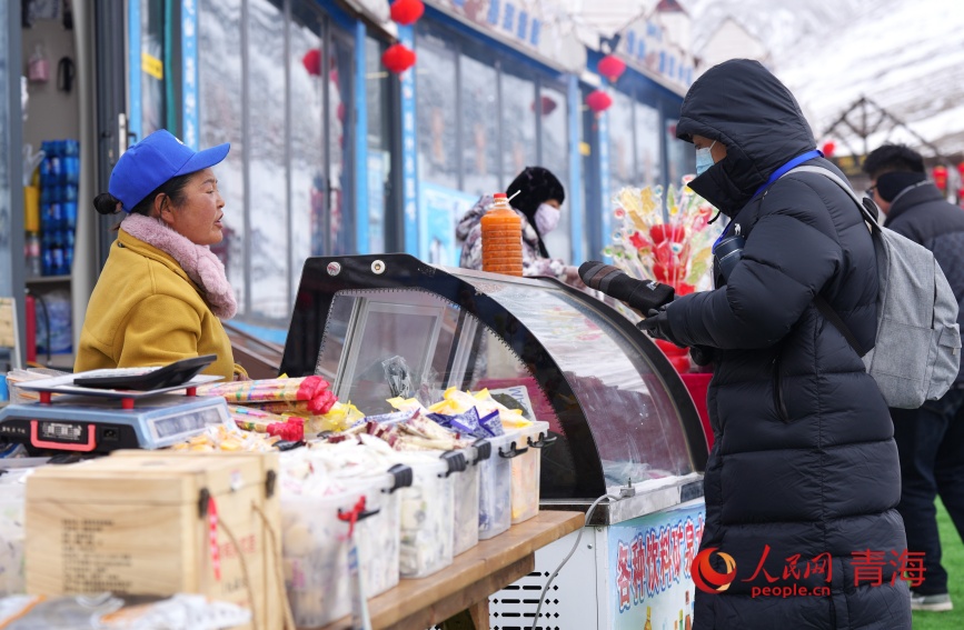 位于七彩冰瀑的小吃摊。人民网记者 甘海琼摄