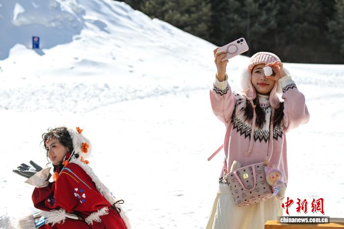 云南香格里拉冰雪经济持续升温