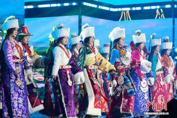 （新春见闻）青海贵德：2026藏历火马新年文艺晚会上演