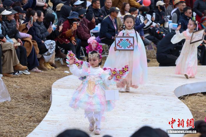 四川道孚：杏花林上演精彩的村装秀