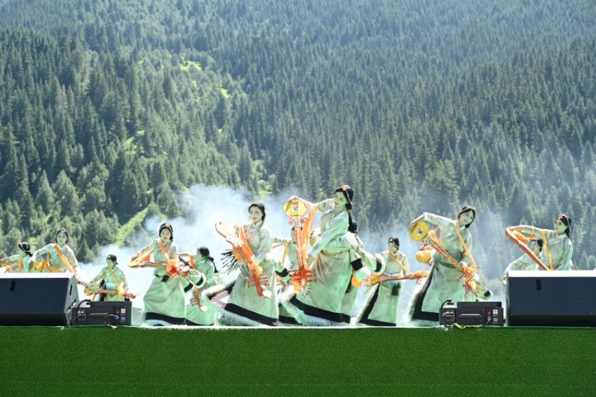 2026四川甘孜山地文化旅游节开幕式现场。人民网记者 朱虹摄