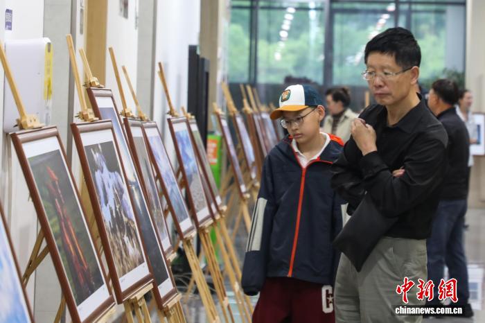 第六届梦幻青海湖生态摄影展在西宁开展