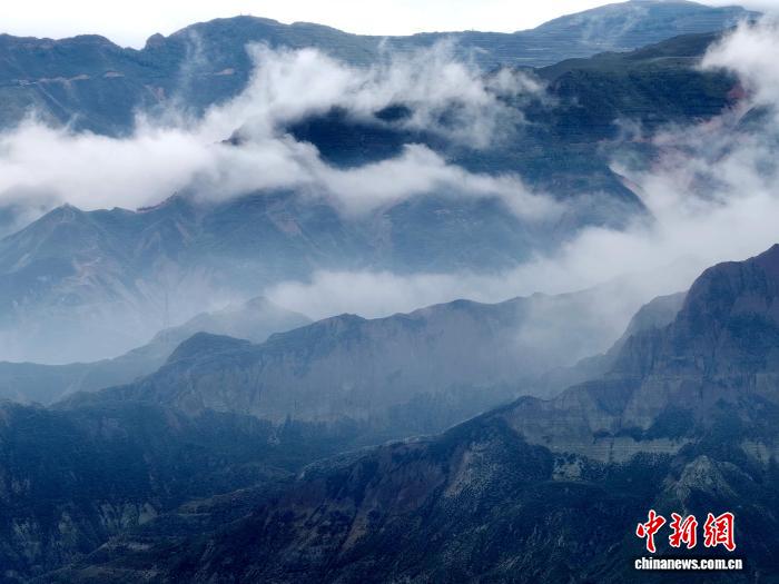 青海尖扎：云山雾绕映照黄河岸畔碧水丹山
