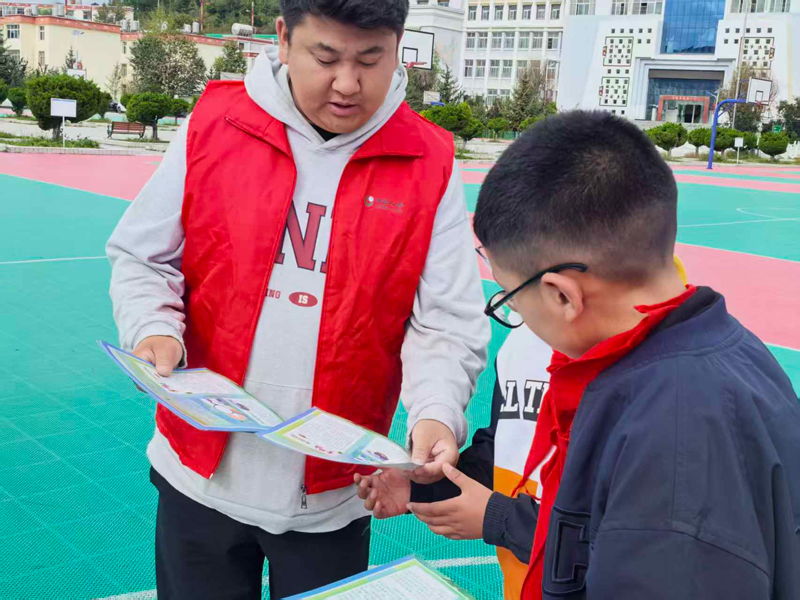 迪庆分公司消保宣传志愿服务团队走进香格里拉市第一中学，开展“金融知识进校园”主题科普宣传活动。中国人寿寿险云南省分公司供图