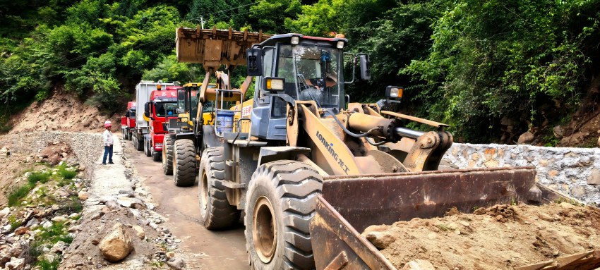 保通人员全程跟踪大件运输。四川大唐国际甘孜水电开发有限公司供图