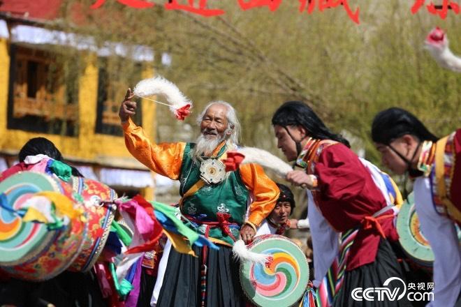 这里的人们，跳着从高原上长出来的久河卓舞，舞动人生，一代又一代。