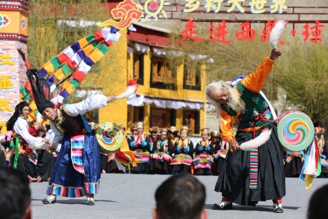 爷孙俩跳起舞来，铿锵有力。