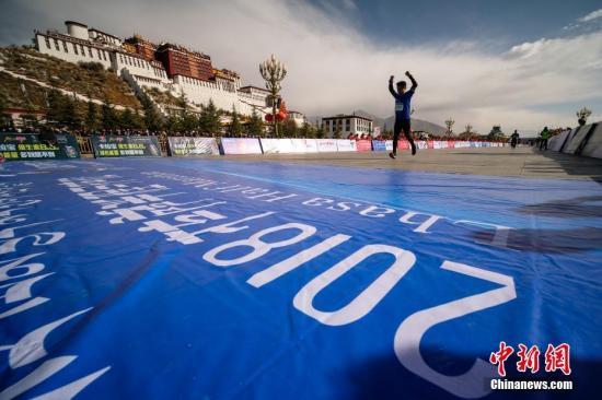 2018拉萨半程马拉松西藏选手多布杰夺冠