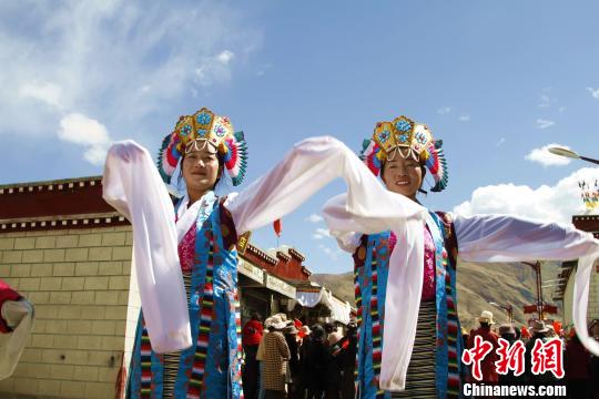 西藏民主改革第一村上演《我和我的祖国》快闪