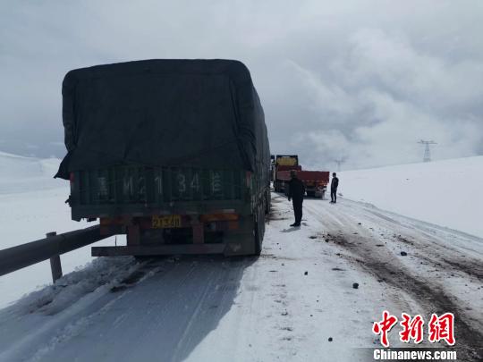 唐古拉山反复降雪西藏交警：进出藏驾驶员要有应急准备