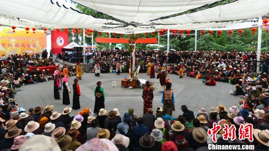 人山人海拉萨雪顿节藏族观众扎堆看藏戏