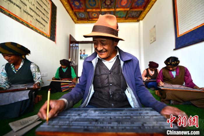 西藏政协委员建言资政助力脱贫攻坚