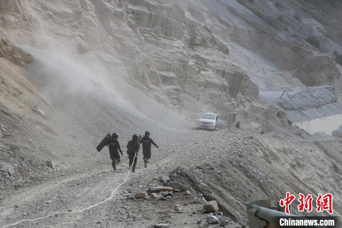 “最美逆行者”西藏林芝边境派出所民警穿越流沙飞石救助被困群众
