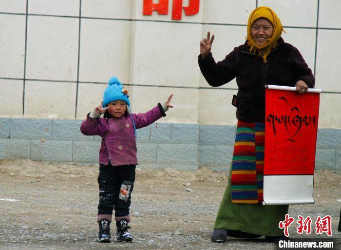 西藏书画家走进农牧区送书画庆新年