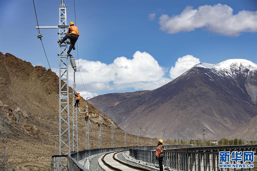#（经济）（1）西藏拉林铁路高海拔段电气化施工有序推进