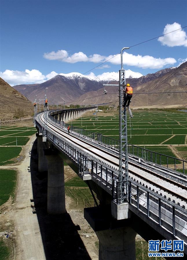 #（经济）（2）西藏拉林铁路高海拔段电气化施工有序推进