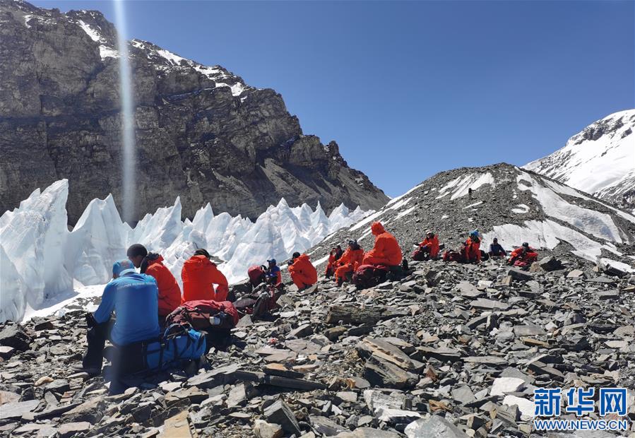 （2020珠峰高程测量）（4）2020珠峰高程测量登山队抵达海拔6500米的前进营地