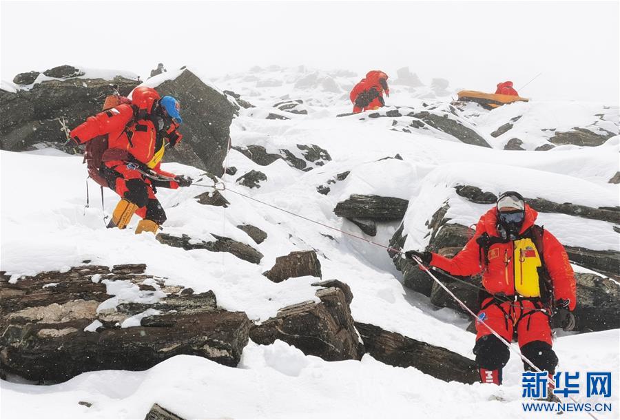 （2020珠峰高程测量）（1）珠峰高程测量登山队撤回前进营地 登顶日期将再调整