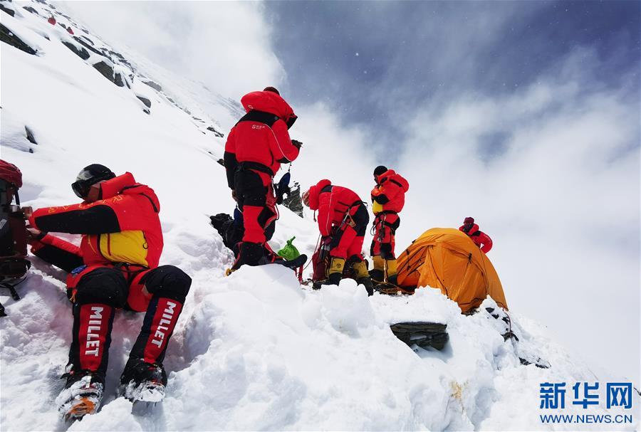 （2020珠峰高程测量）（5）珠峰高程测量登山队撤回前进营地 登顶日期将再调整