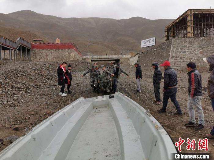 西藏军地协力查处非法捕鱼守护辖区水域生态平衡