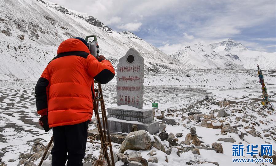 （2020珠峰高程测量）（1）自然资源部第一大地测量队对珠峰峰顶进行交会观测