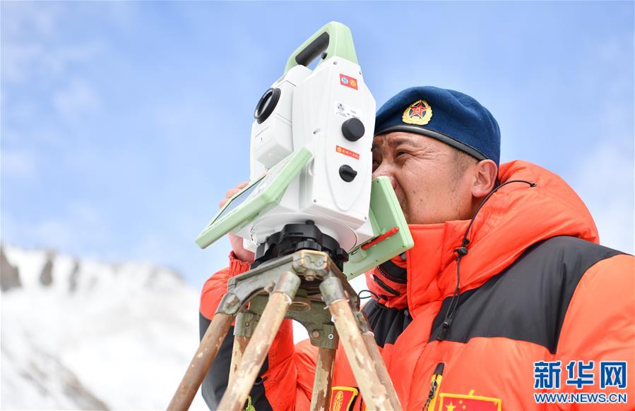 （2020珠峰高程测量）（5）自然资源部第一大地测量队对珠峰峰顶进行交会观测