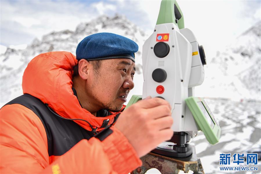 （2020珠峰高程测量）（7）自然资源部第一大地测量队对珠峰峰顶进行交会观测