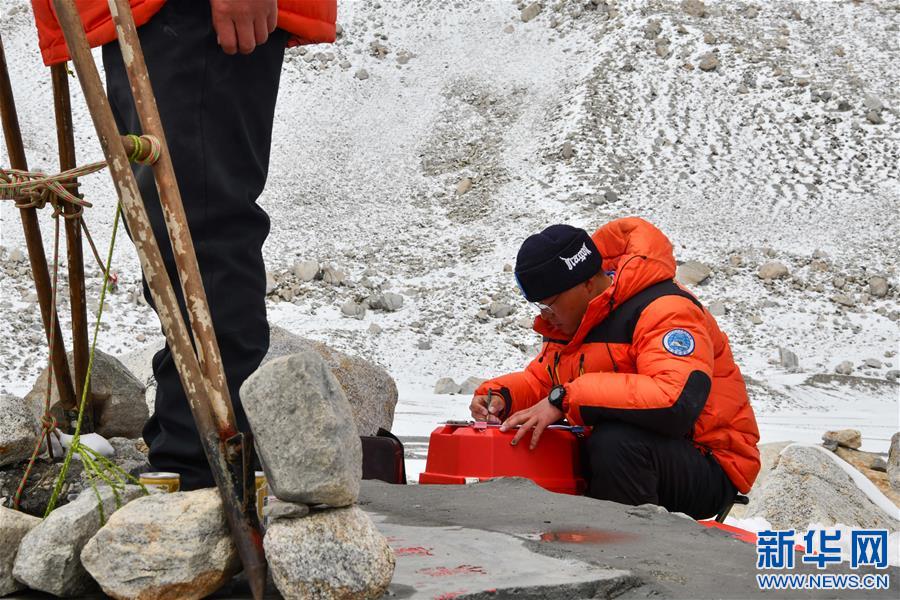 （2020珠峰高程测量）（9）自然资源部第一大地测量队对珠峰峰顶进行交会观测