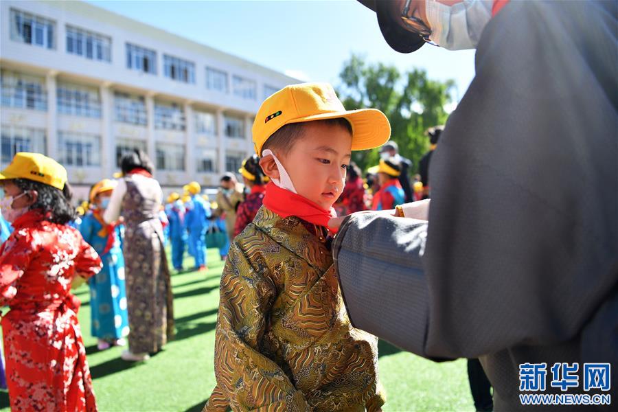 （新华网西藏频道）（图文互动）拉萨市第一小学：2500余朵“向日葵”的绽放日(2)