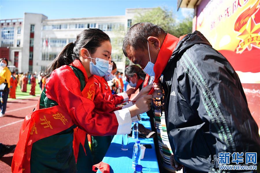 （新华网西藏频道）（图文互动）拉萨市第一小学：2500余朵“向日葵”的绽放日(3)