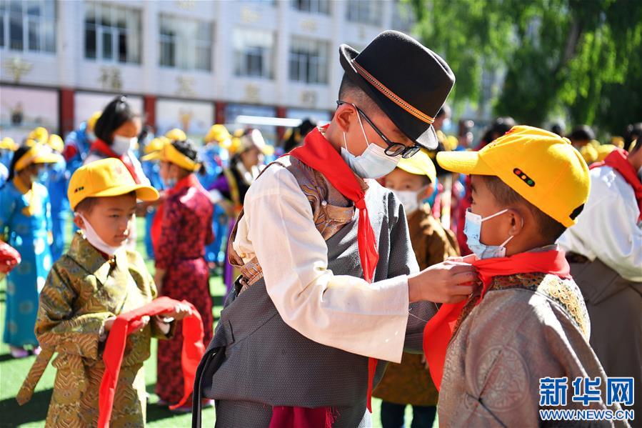 （新华网西藏频道）（图文互动）拉萨市第一小学：2500余朵“向日葵”的绽放日(5)