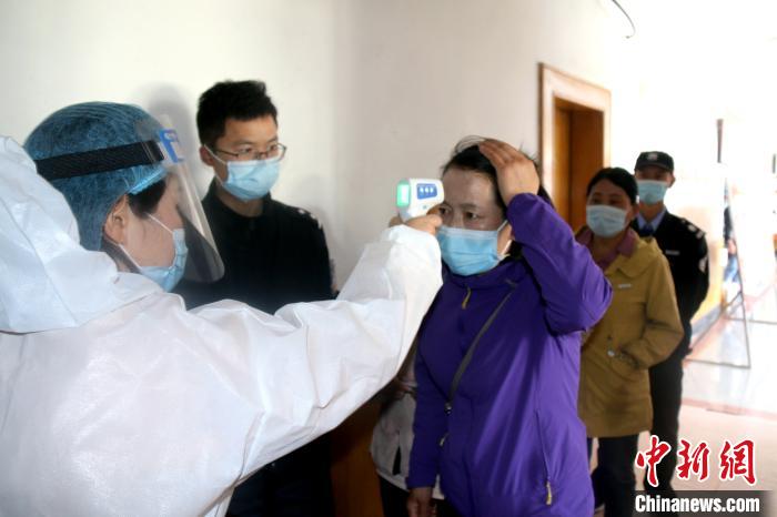 西藏移民管理警察进行核酸检测确保防疫工作万无一失