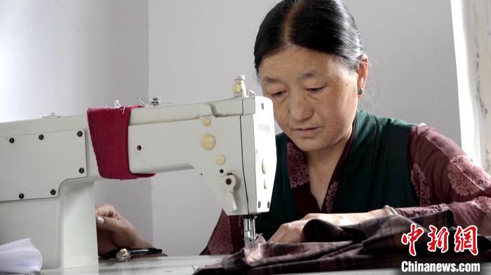 拉萨首个“社区工厂”让城市留守妇女实现就业增收