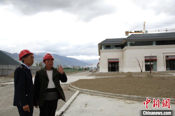 西藏米林税务部门一对一服务企业发展助推项目建设