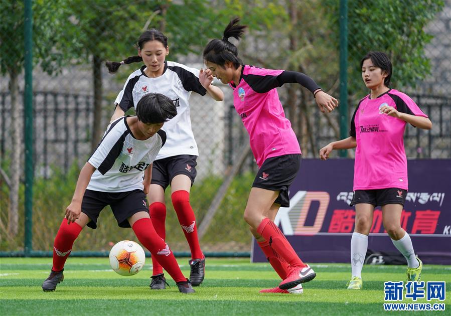 （体育）（1）西藏拉萨举办民间女子足球赛
